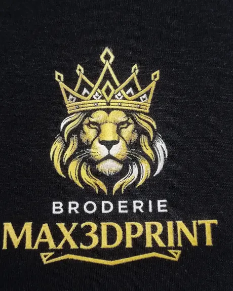 Logo d’entreprise imprimé en DTF sur un chandail noir : une tête de lion couronnée en doré et blanc, au-dessus d’un lettrage.