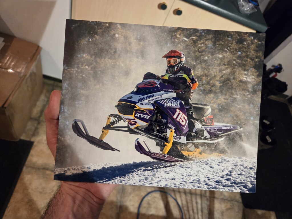 Plaque d’aluminium sublimée représentant un motoneigiste en course, dossard 115