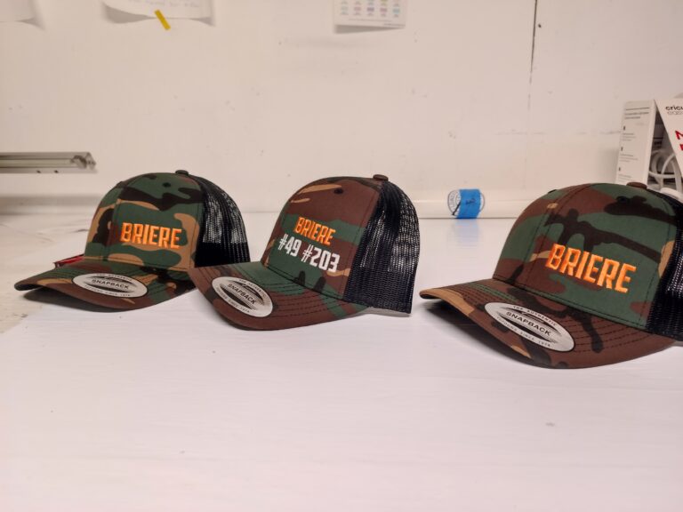 Trois casquettes camouflage brodées au nom de Brière