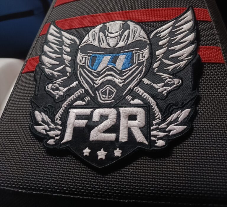 Écusson brodé F2R représentant un casque de motocross ailé