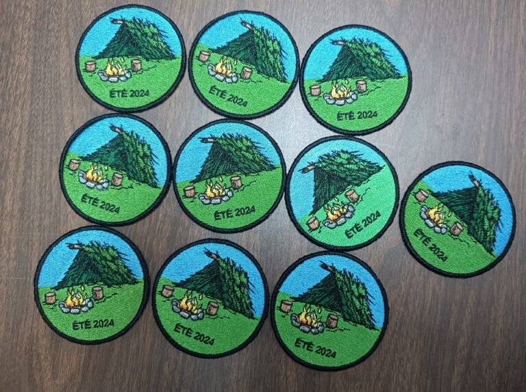 Dix écussons ronds brodés identiques sur le thème du camping, été 2024