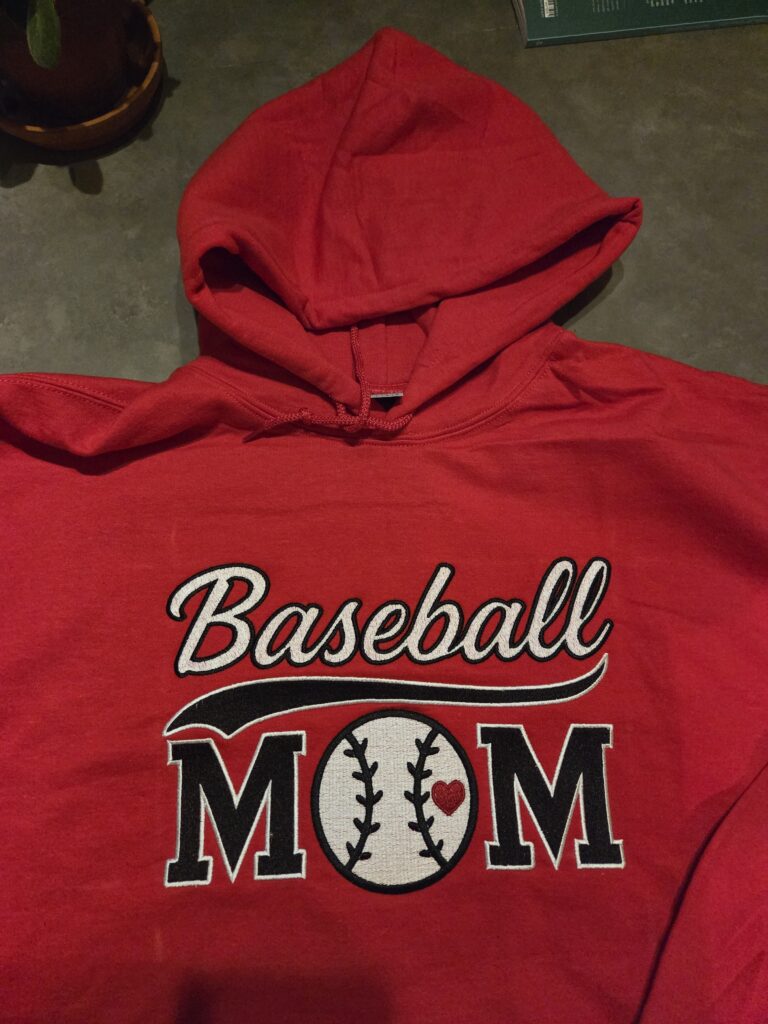 Hoodie rouge avec impression DTF Baseball Mom au dos