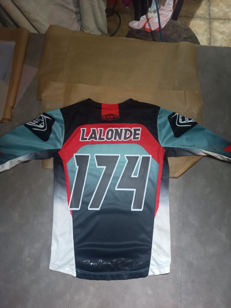 Nom Lalonde et numéro 174 imprimés en DTF au dos d’un jersey de motocross