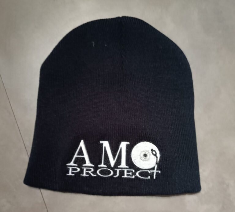 Tuque noire avec logo AMO Project brodé en blanc